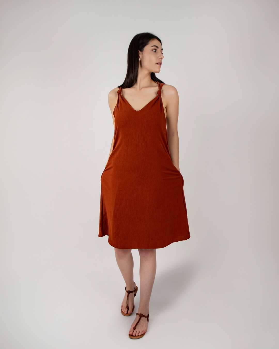 Vestido Corto, Nudos en los Hombros Color Sólido.