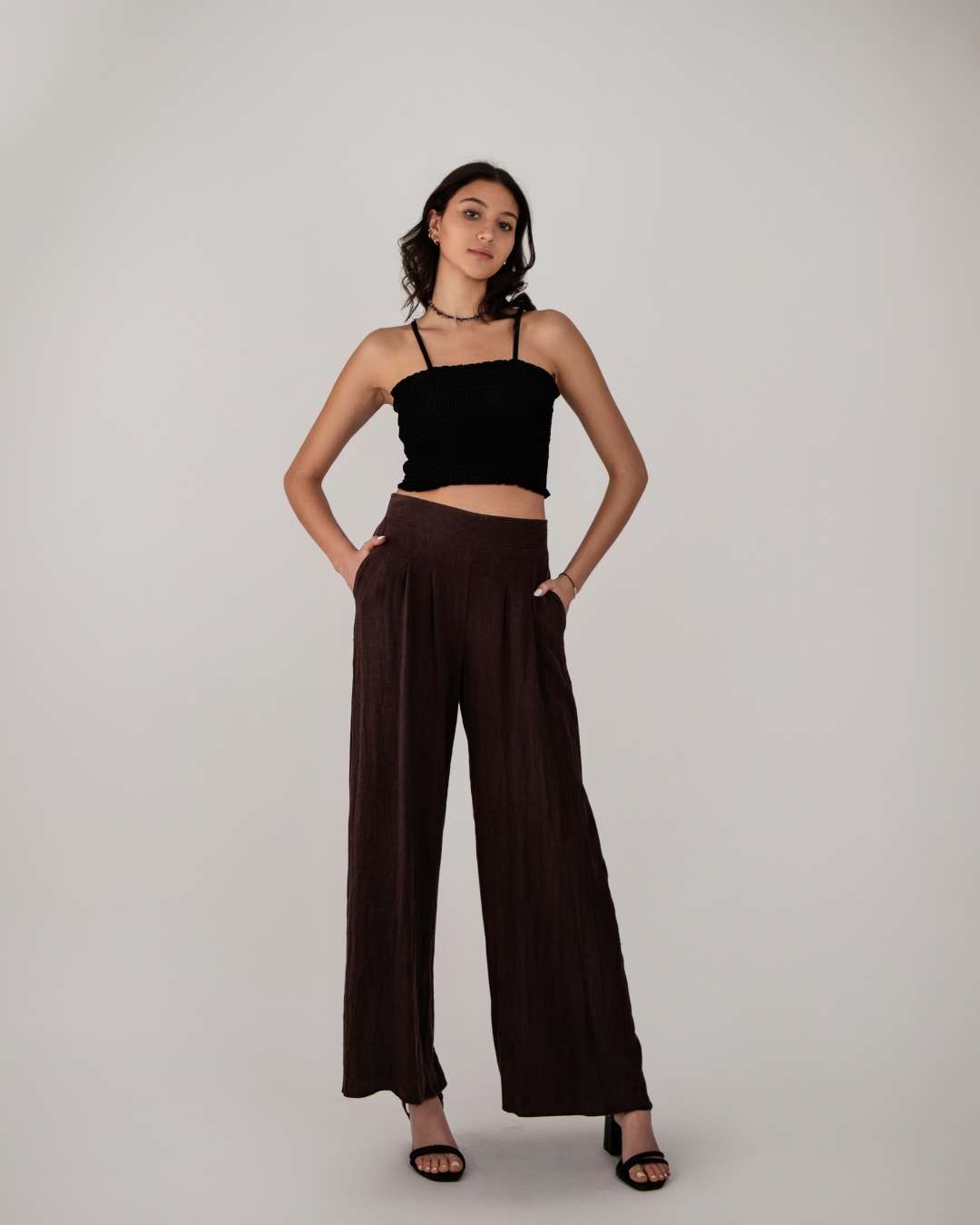 Pants Color Neutro con Dobleces y Elástico en la Parte Superior.