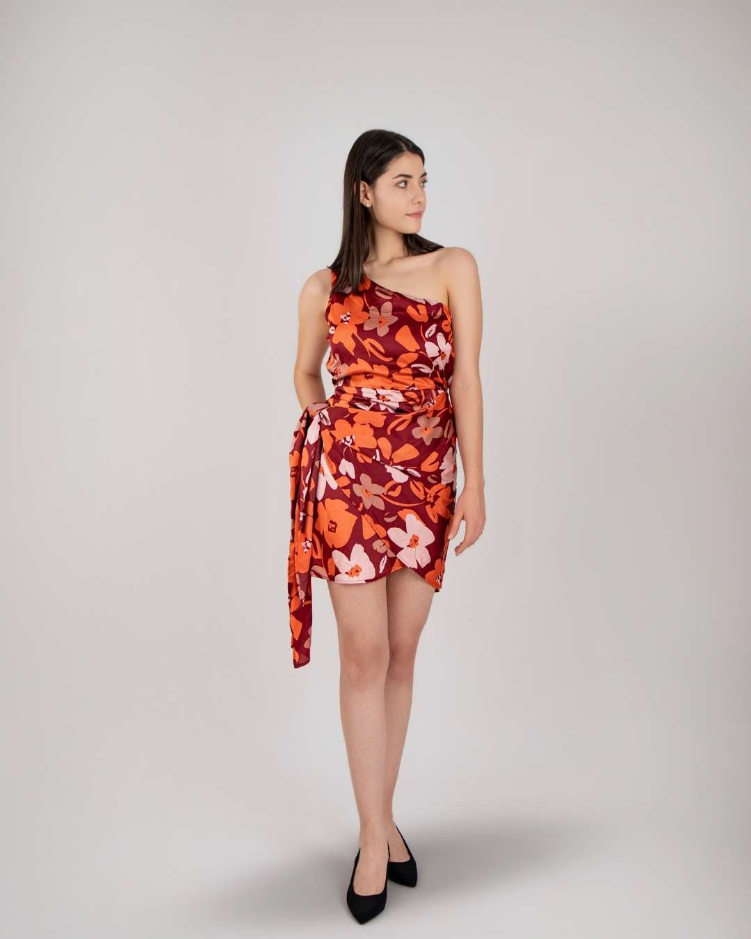 Vestido Corto Color Sólido, Estampado Floral. - Imagen 2