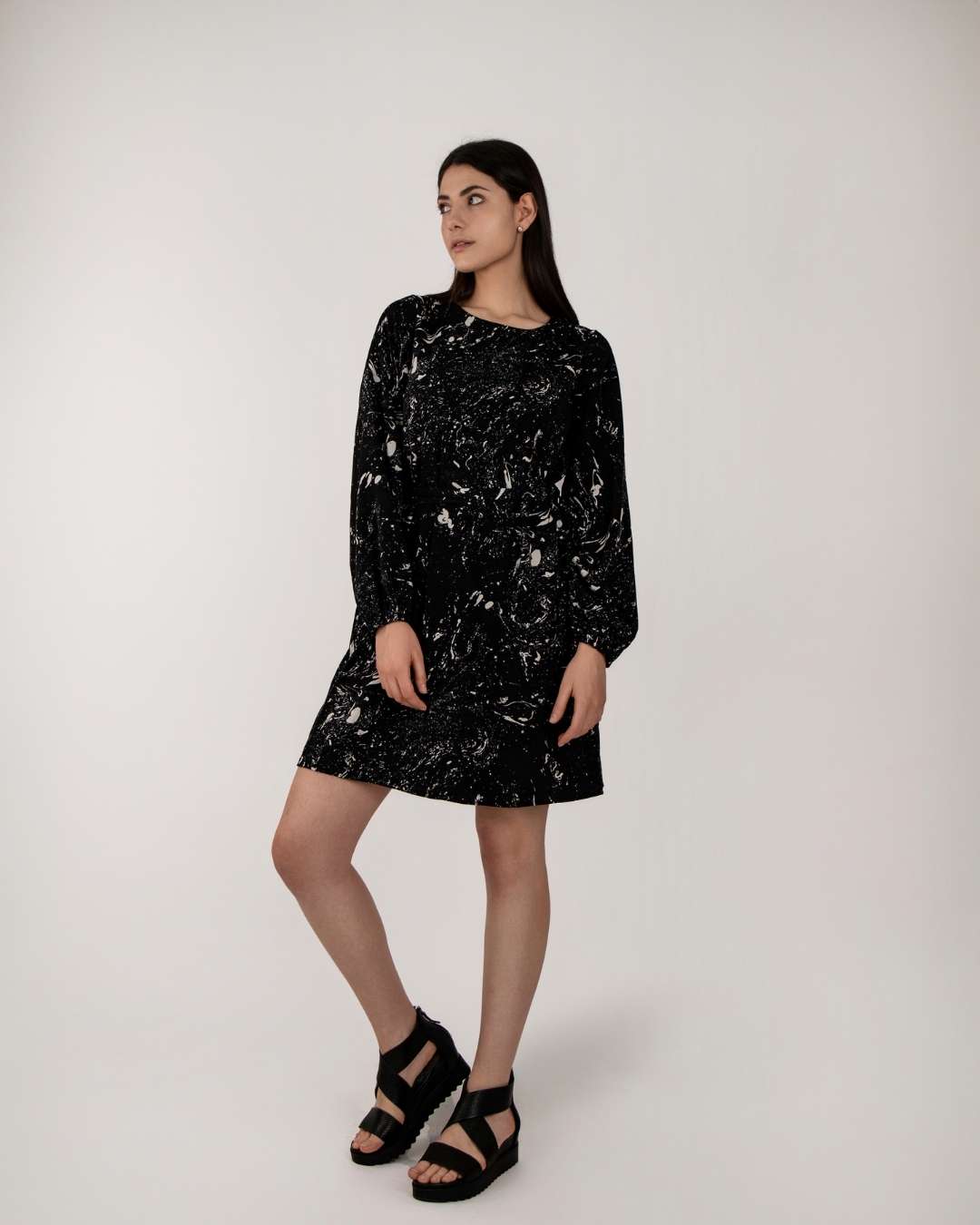 Vestido Corto, Color Neutro Abstracto, Manga Larga