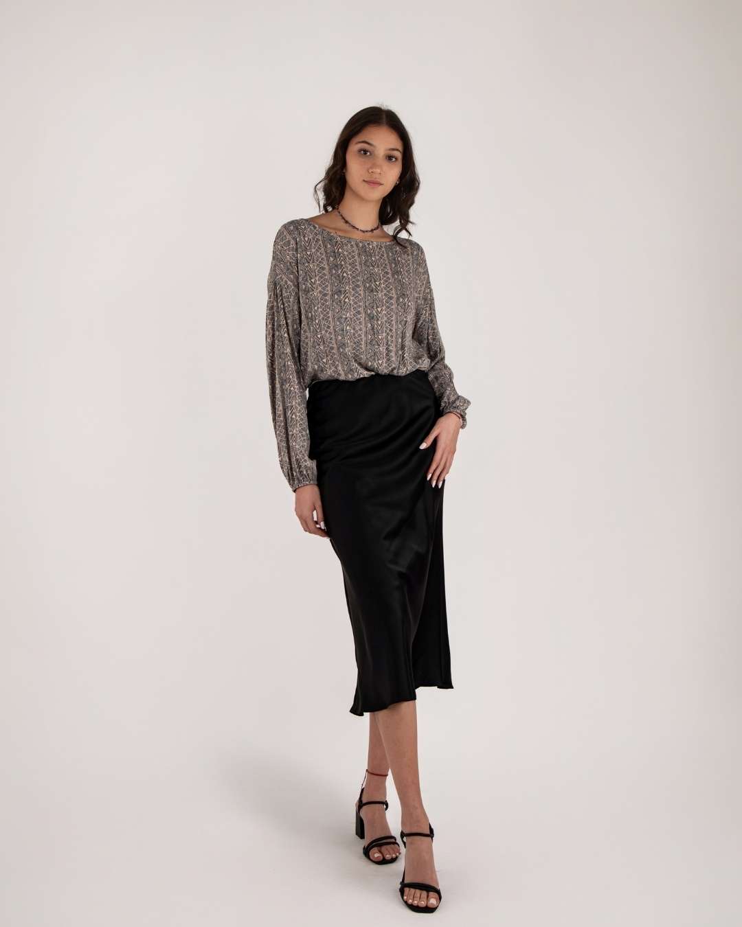 Top, Color Neutro Manga Larga con Elástico en Cintura y Mangas.