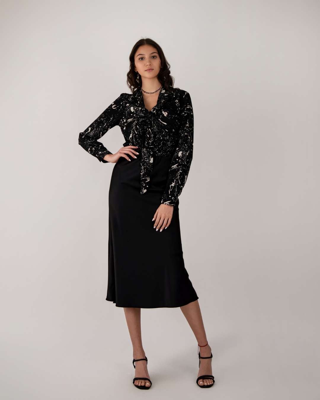 Top, Manga Larga, Nudo en el Cuello Color Neutro.