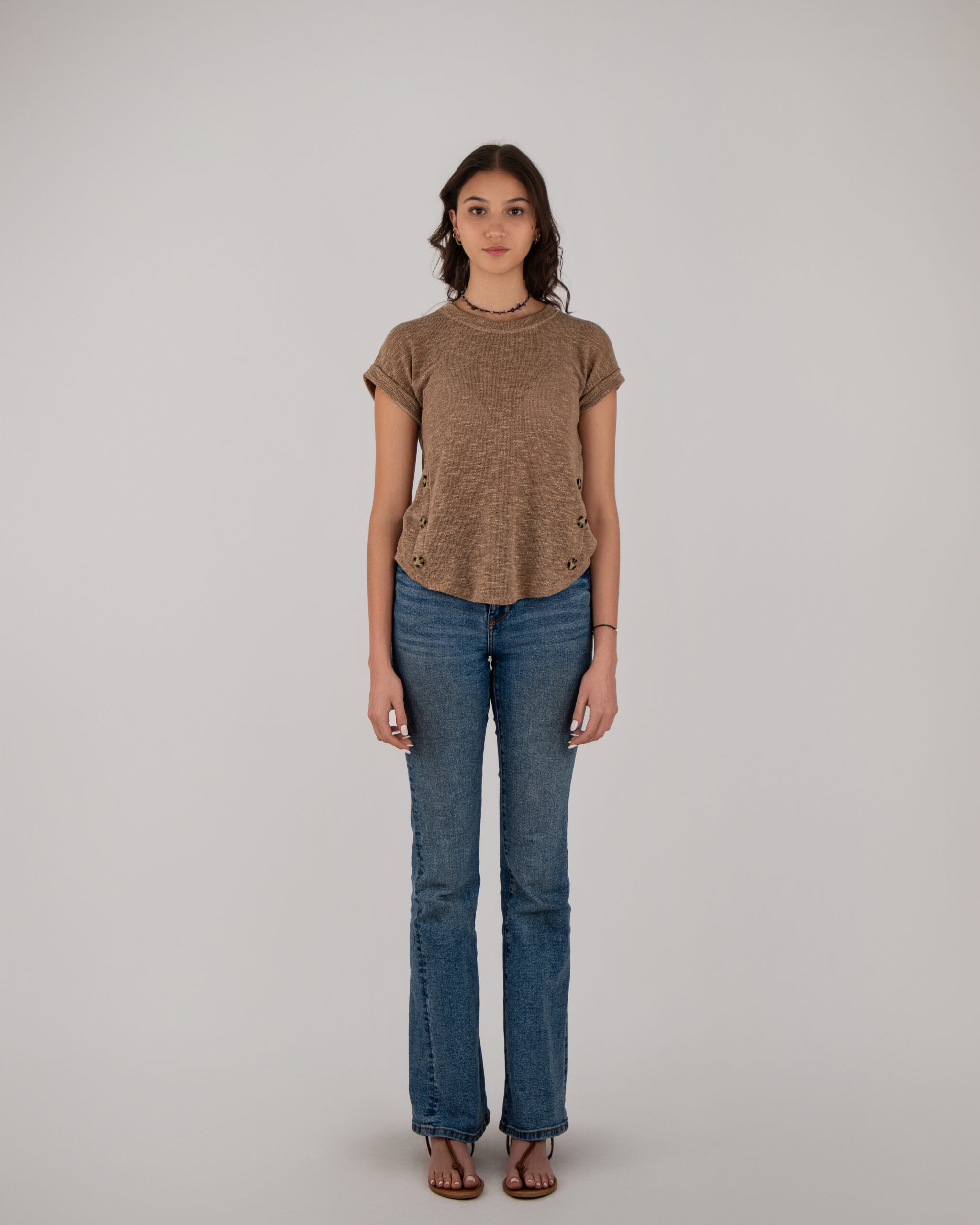 Top, Manga Corta con Dobleces, Botones a los Costados del Top.