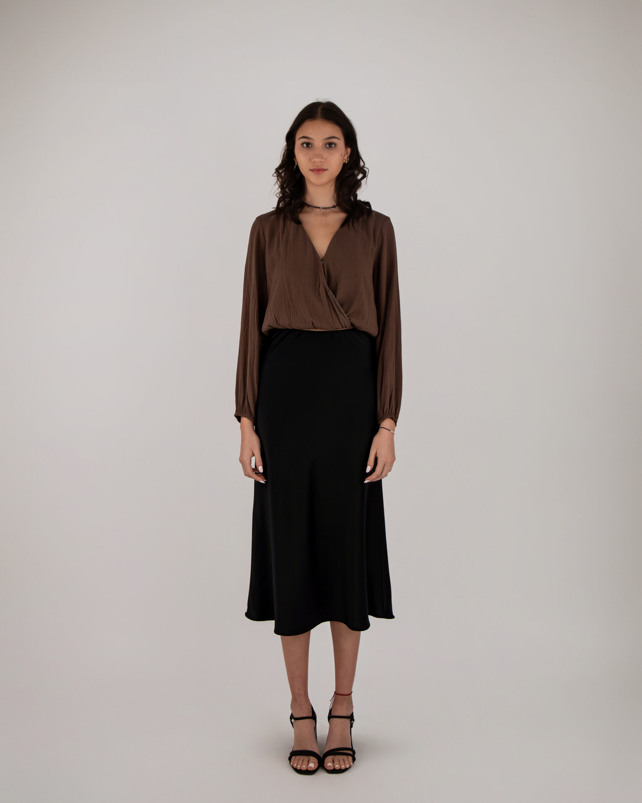 Top Manga Larga y Parte Inferior Acabadas en Elástico, Cuello Pico.