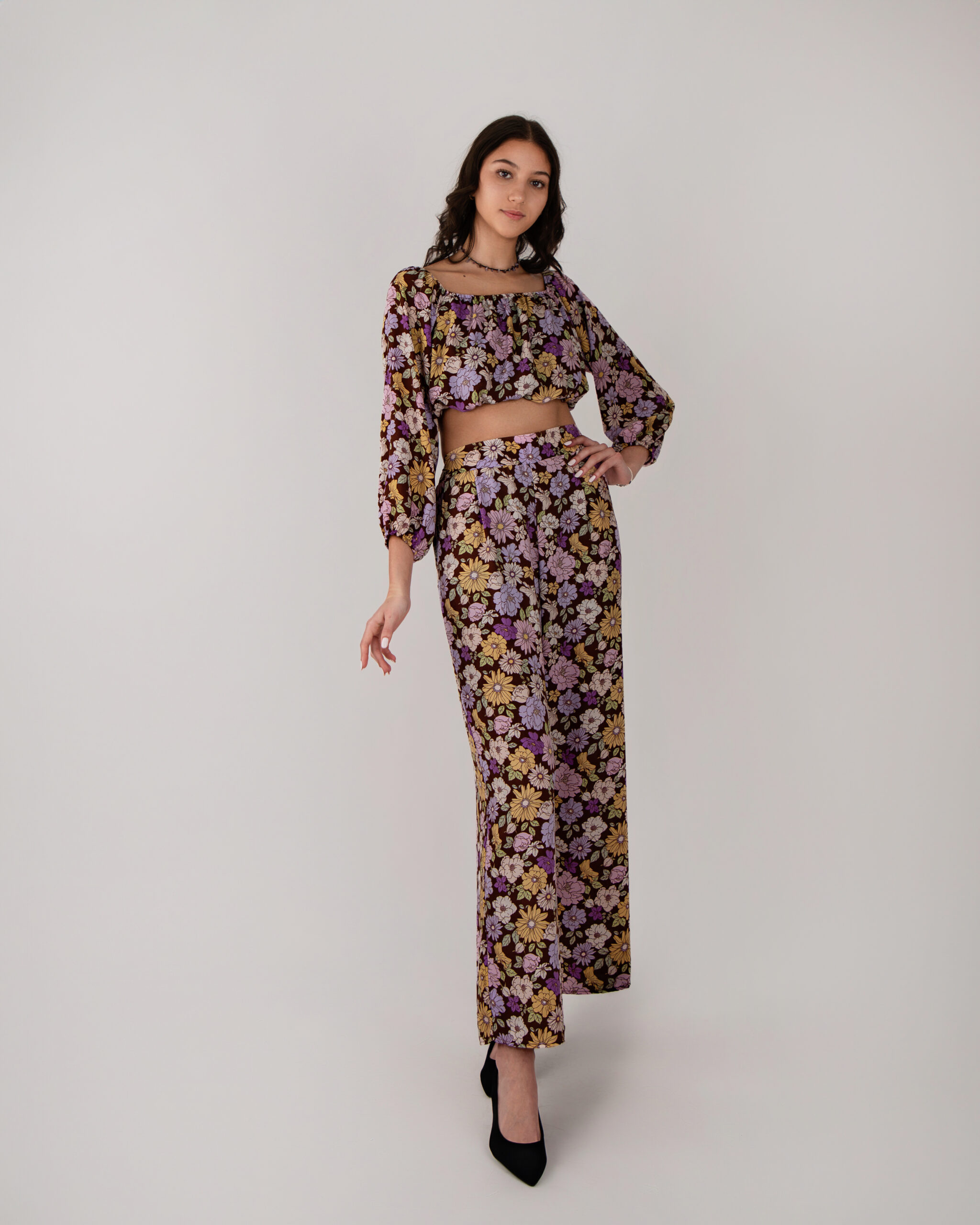 Top, con Colores Cálidos y Floral Manga Larga Acabada en Elástico.