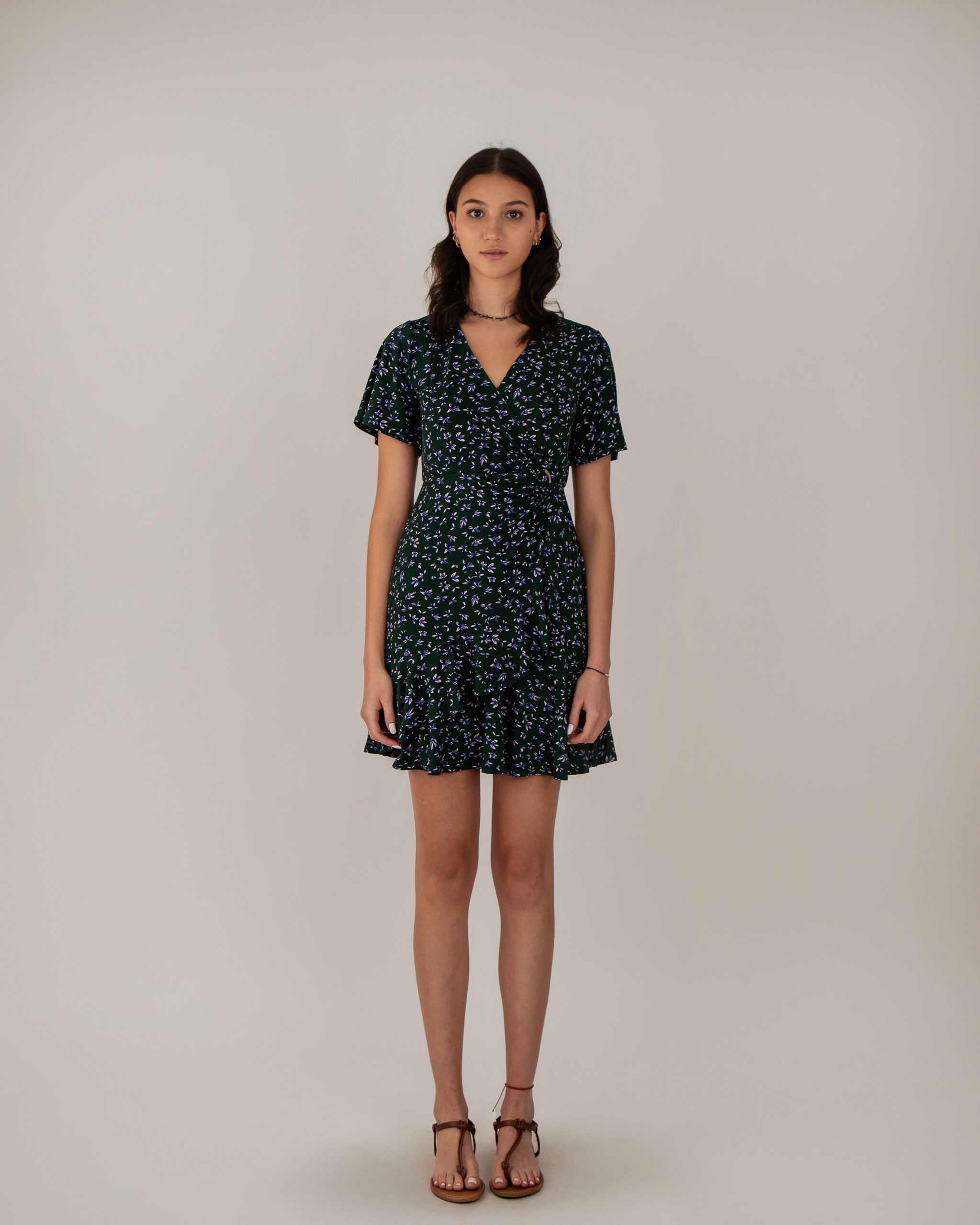 Vestido Corto, Color Neutro Mangas de Ajuste Suelto.