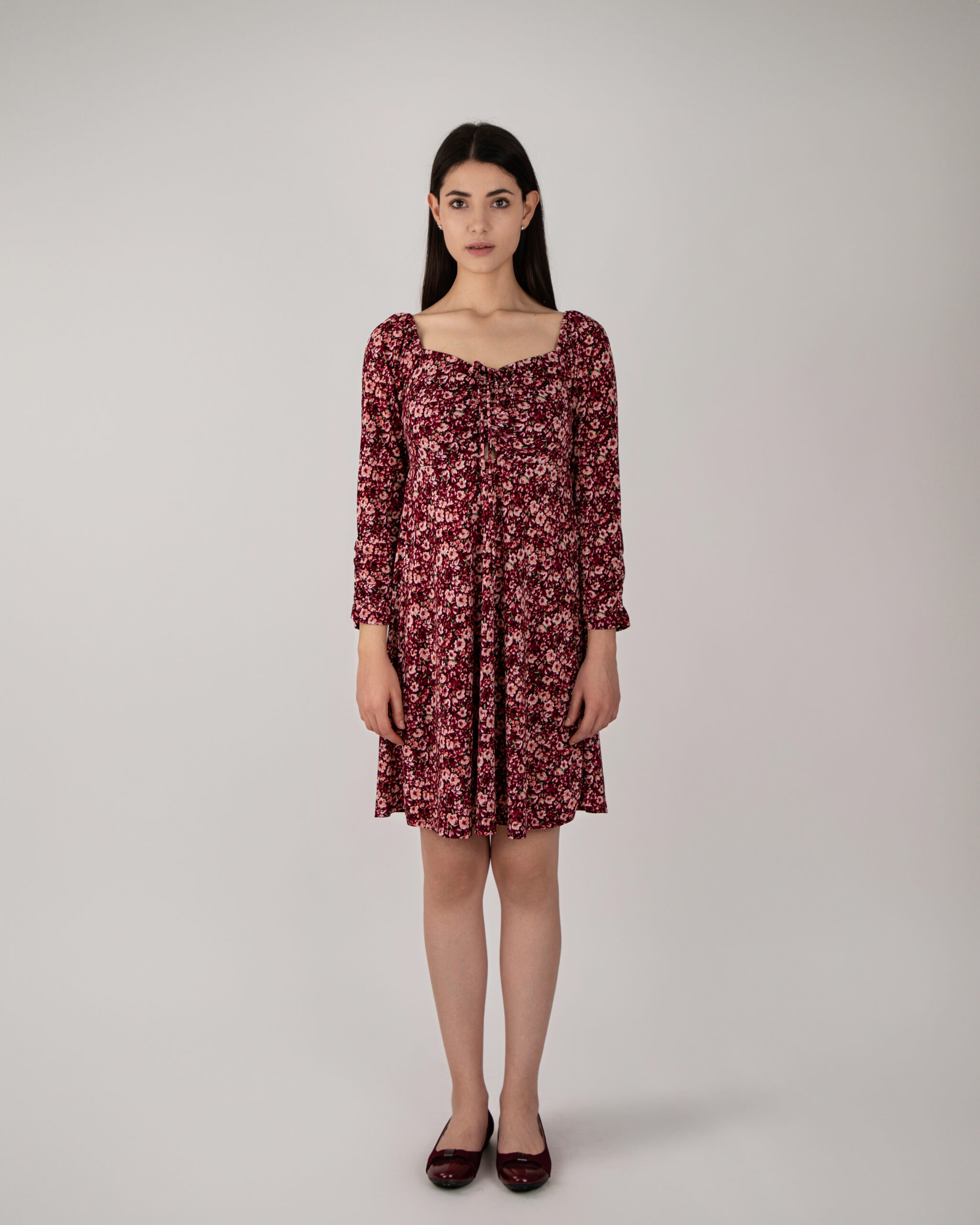 Vestido Corto, Elástico en los Hombros Estampado Floral.