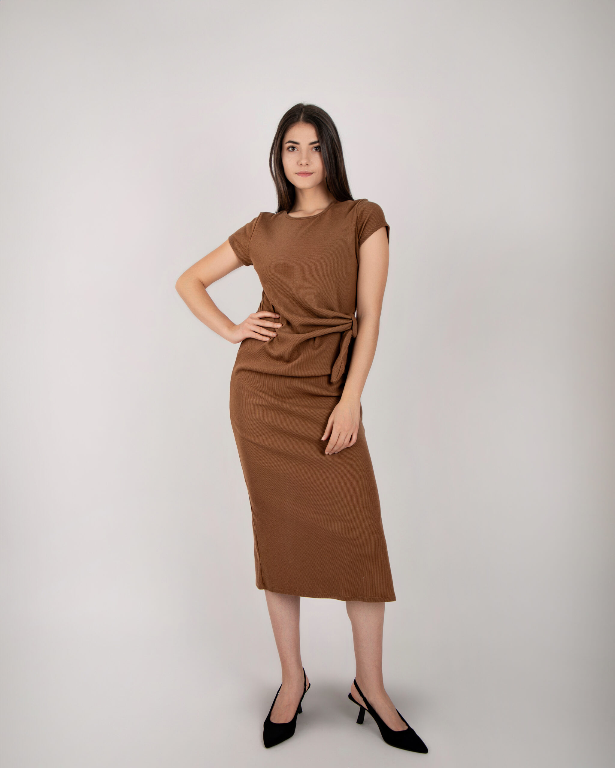 Vestido largo, con nudo a un costado y manga corta.