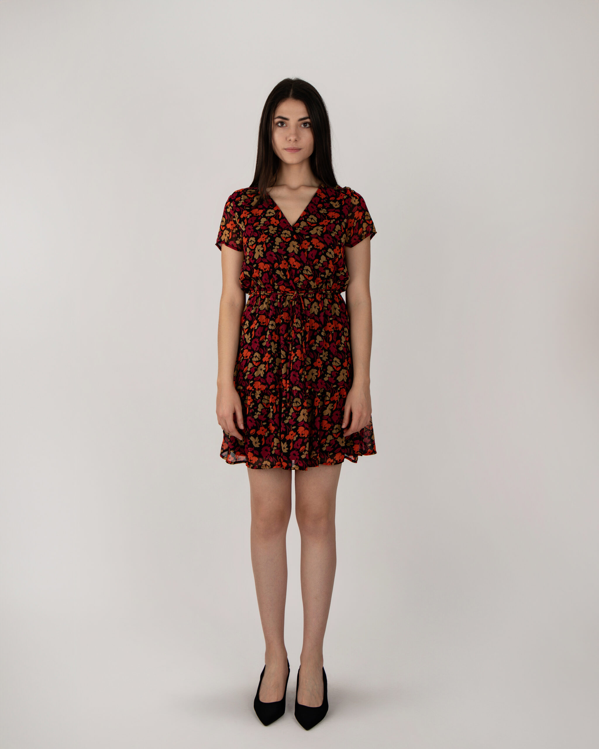Vestido Corto, es Estampado Floral.