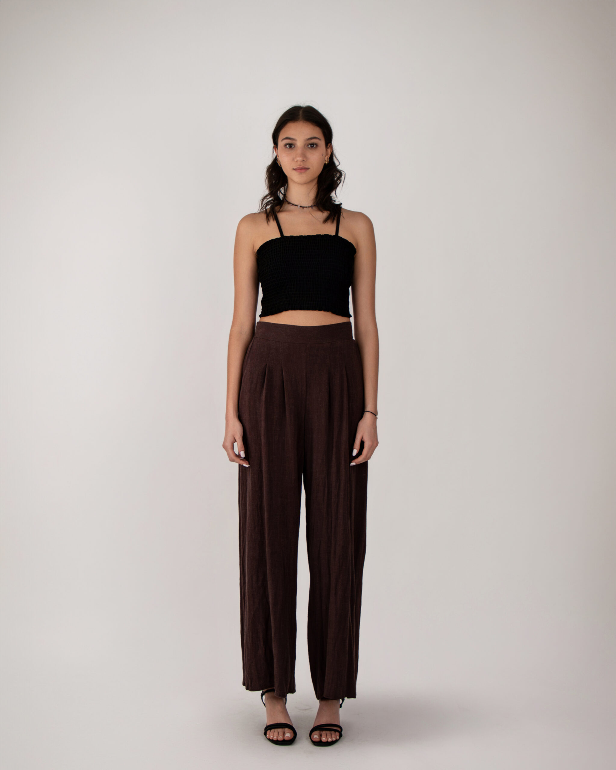 Croptop con Tirantes finos Color Neutro, detallado en Smoking.