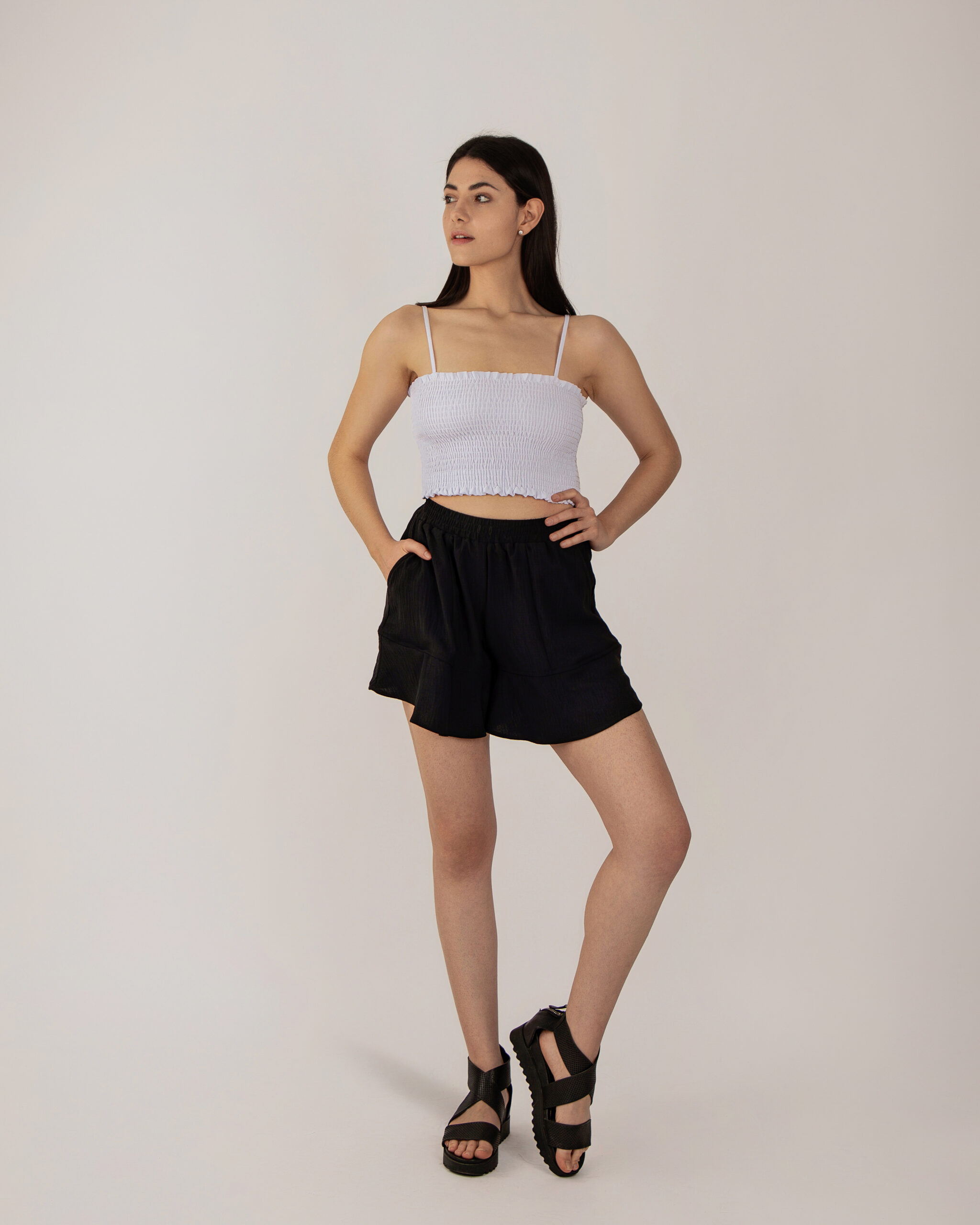 Croptop  Color White, Tirantes Finos, Detallado en Smoking.